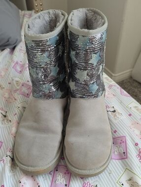 LIMITED RARE UGG Gray Shearling-Lined Boot Interior With Denim Stars And Sequin